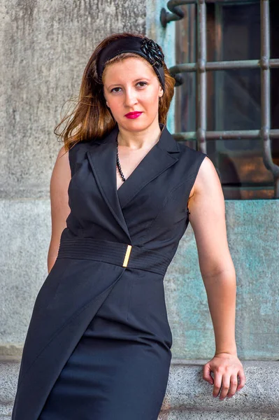 Portret Młodej Seksownej Kobiety Nosząc Czarną Sukienkę Bez Rękawów Opaskę — Zdjęcie stockowe