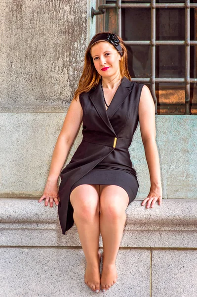 Seksowna Kobieta Siedząca Zewnątrz Ubrana Czarną Płaszcz Bez Rękawów Opaskę — Zdjęcie stockowe