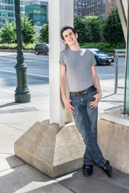 Gözlerini kıstı ve yukarı baktı, genç yakışıklı bir adam sokağın köşesinde bir sütuna yaslandı, düşündü