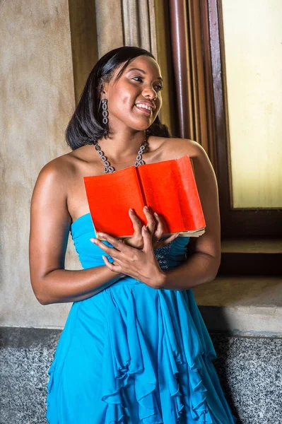 Kırmızı Bir Kitap Tutuyor Gülümsüyor Güzel Siyah Bir Kız Pencerenin — Stok fotoğraf