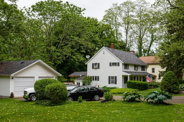 ニューヨーク州ペンフィールド2019年6月14日 正面にアメリカ国旗と緑の芝生を持つ典型的なアメリカの住宅建築 — ストック写真