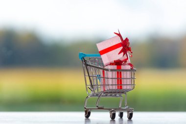 Geçmişi bulanık hediyelerle dolu alışveriş arabası, Noel alışverişi konsepti