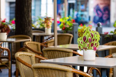 Boş servis masaları ve açık kafedeki sandalyeler.