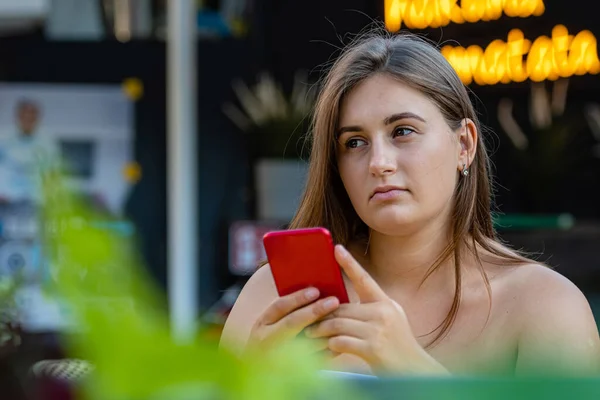 Mujer Joven Usando Teléfono Móvil Comunicación Mirando Pantalla Digital Sentado — Foto de Stock