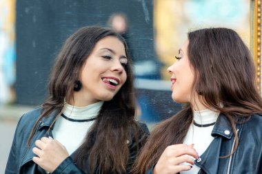 Genç, çekici bir kadın çeşitli ekşitmeler yapar ve aynadaki yansımasından zevk alır.