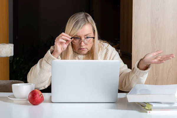 Emotionele Freelancer Vrouw Werken Huis Kantoor Verrast Staren Naar Laptop — Stockfoto