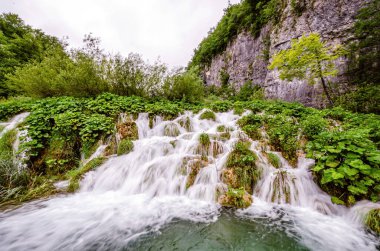 Plitvice Gölleri Ulusal Parkı, Dalmaçya, Hırvatistan 'da çağlayan şelale