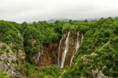 Plitvice göllerindeki güzel şelale Ulusal Park, Hırvat