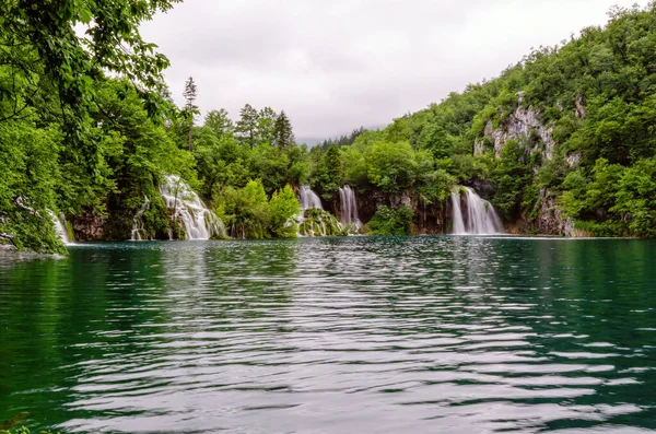 Beautiful Waterfall Blue Limpid Lake Plitvice Lakes National Park Dalmatia — Stock Photo, Image