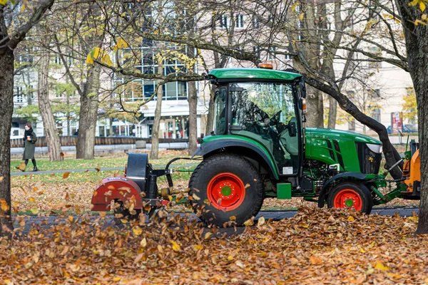 Riga Letonia Noiembrie 2020 Tractor Suflantă Curăță Gazonul Unui Parc — Fotografie, imagine de stoc