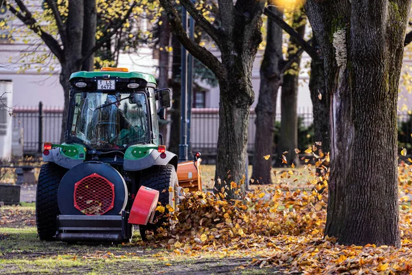 Рига Латвия Ноября 2020 Года Трактор Воздуходувом Очищает Газон Городского — стоковое фото