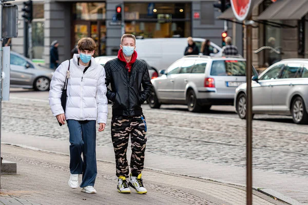 Riga Latvia November 2020 종사자들이 코로나 바이러스가 유행하는 거리에서 마스크를 — 스톡 사진