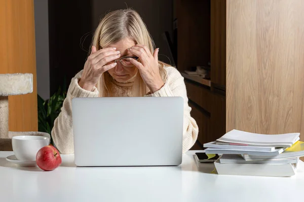 Несчастные Расстроен Среднего Возраста Женщины Путают Депрессию Финансовыми Проблемами Задолженность — стоковое фото