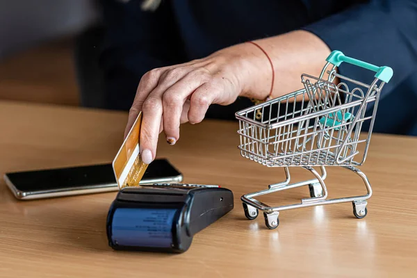 신용카드 신용카드 개념으로 온라인 쇼핑에 터미널을 사용하는 — 스톡 사진