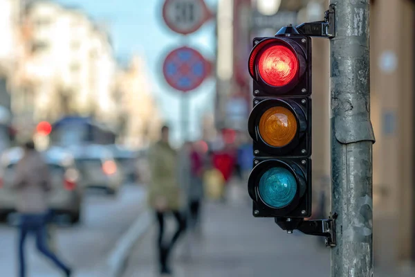 Nahaufnahme Einer Kleinen Ampelanlage Mit Roter Ampel Rückstau Des Stadtverkehrs — Stockfoto