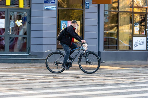 Riga Letonia Noviembre 2020 Ciclista Cruza Calle Cruce Peatonal — Foto de Stock