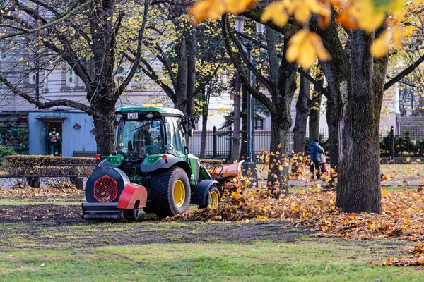 Riga Letônia Novembro 2020 Trator Com Ventilador Limpa Gramado Parque — Fotografia de Stock