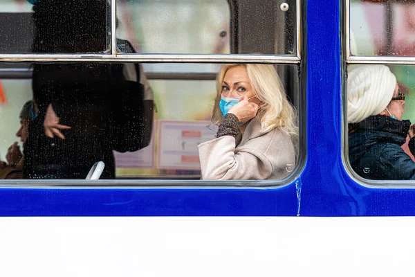 Riga Letonia Noviembre 2020 Personas Con Máscaras Médicas Cara Las —  Fotos de Stock