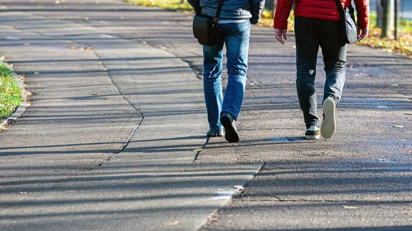 Ludzie Spacerujący Asfaltowym Chodniku Słoneczny Dzień Nogi Zbliżeniem Cienia — Zdjęcie stockowe