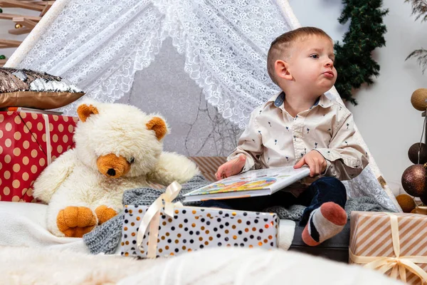 Счастливые Дети Сидят Между Рождественские Подарочные Коробки Игрушки Чтение Книги — стоковое фото