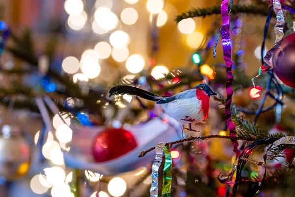 Árbol Navidad Decorado Con Una Máscara Médica Azul Con Varias —  Fotos de Stock