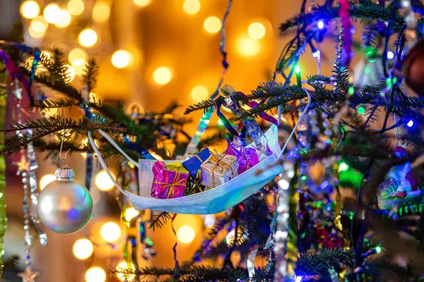 Albero Natale Decorato Con Una Maschera Medica Blu Con Regali — Foto Stock