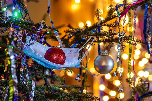 Árbol Navidad Decorado Con Una Máscara Médica Azul Con Bola —  Fotos de Stock