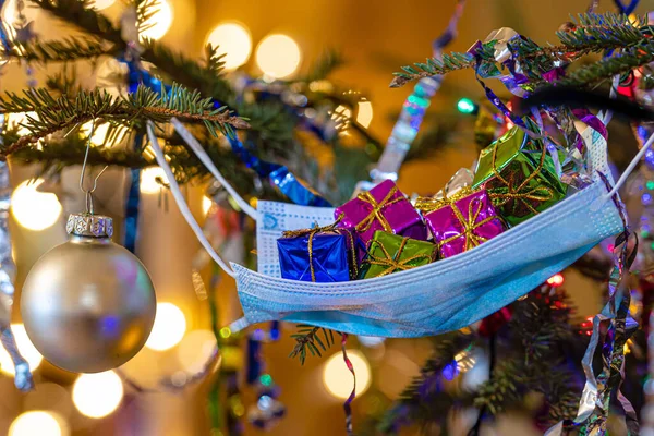 Árbol Navidad Decorado Con Una Máscara Médica Azul Con Regalos —  Fotos de Stock