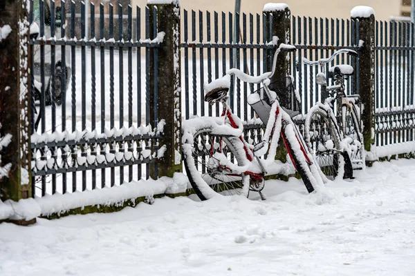 Sneeuw Bedekte Fietsen Zijn Geparkeerd Vergrendeld Aan Een Hek Stoep — Stockfoto