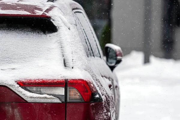 Czerwony Samochód Pokryty Śniegiem Burzy Zbliżenie Selektywna Ostrość Skupienie Tylnych — Zdjęcie stockowe