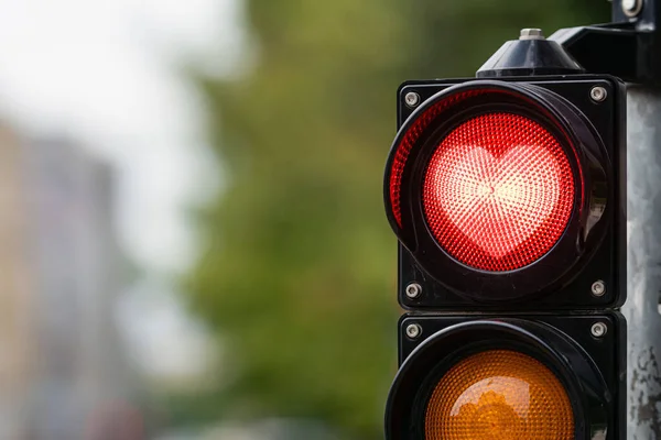 Semáforo Controle Tráfego Com Forma Coração Vermelho Semáforo Fundo Cidade — Fotografia de Stock