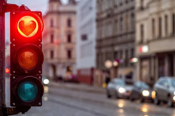 Uma Cidade Cruzando Com Semáforo Semáforo Com Forma Coração Vermelho — Fotografia de Stock