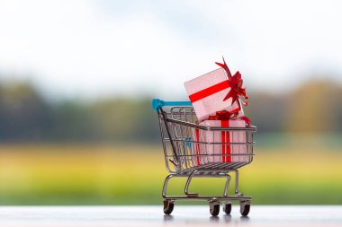 Geçmişi bulanık hediyelerle dolu alışveriş arabası, Noel alışverişi konsepti