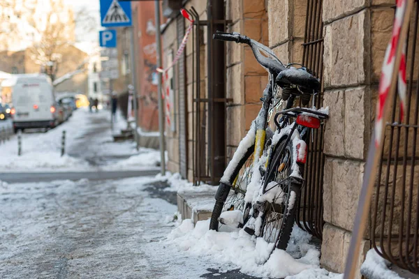 Kolo Pokryté Ledem Rampouchy Stěně Budovy Chodníku — Stock fotografie