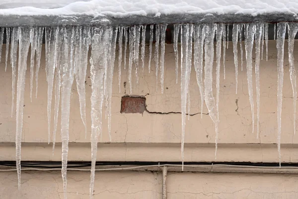 Uma Fileira Uniforme Icicles Médios Pendurados Telhado — Fotografia de Stock