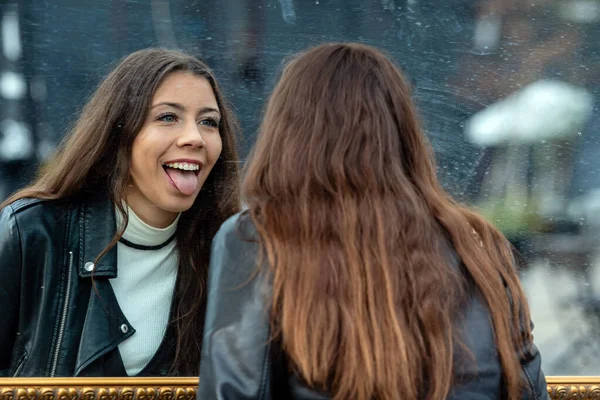 Une Jeune Femme Séduisante Fait Diverses Grimaces Jouit Son Reflet — Photo