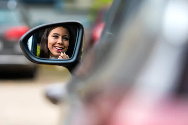 Schöne Junge Frau Schaut Den Rückspiegel Ihres Autos Und Trägt — Stockfoto