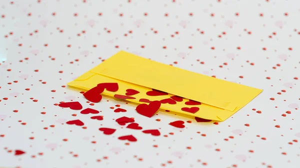 コピースペース 素敵なコンセプト クローズアップとバレンタインデーの背景に黄色の封筒から出てくる赤い小さな心 — ストック写真