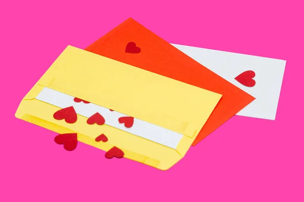 ピンクの背景に隔離された封筒から出てくる赤い小さな心コピースペースラブレターのコンセプトクローズアップ — ストック写真