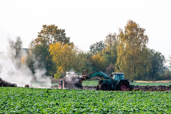 Тракторные Удобрения Вспаханном Сельскохозяйственном Поле Сельскохозяйственные Работы — стоковое фото