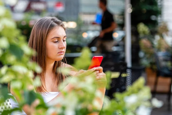 Joyeuse Jeune Femme Parlant Sur Téléphone Portable Tout Étant Assis — Photo