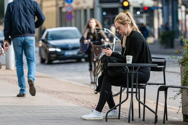 Riga Letonia Octubre 2020 Una Joven Con Gafas Sol Sienta —  Fotos de Stock