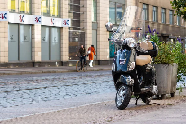 Riga Letonia Octubre 2020 Vespa Clásica Negra Estacionada Una Acera — Foto de Stock