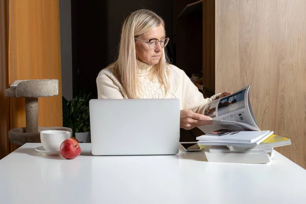 Mujer Negocios Mediana Edad Sentada Escritorio Trabajando Con Documentos Computadora — Foto de Stock