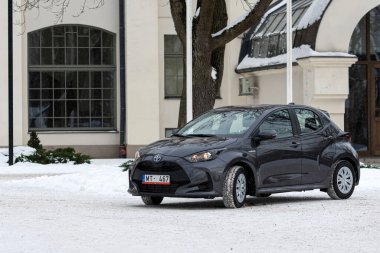 Riga, Letonya - 9 Şubat 2021: Metalik gri Toyota Yaris Hybrid Y20 versiyonu Hatchback arabası