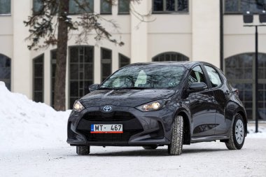 Riga, Letonya - 9 Şubat 2021: Metalik gri Toyota Yaris Hybrid Y20 versiyonu Hatchback arabası