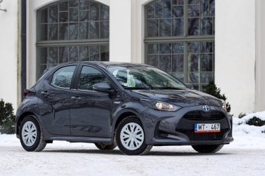 Riga, Letonya - 9 Şubat 2021: Metalik gri Toyota Yaris Hybrid Y20 versiyonu Hatchback arabası