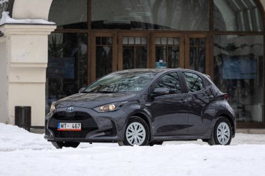 Riga, Letonya - 9 Şubat 2021: Metalik gri Toyota Yaris Hybrid Y20 versiyonu Hatchback arabası