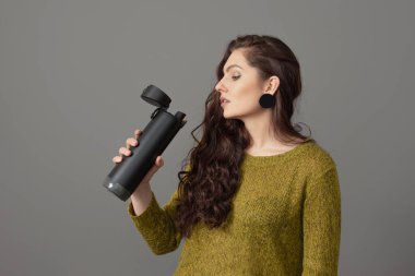 Yeniden kullanılabilir akıllı termo su şişesi tutan kadın içki hatırlatıcısı, sağlıklı yaşam tarzı konsepti