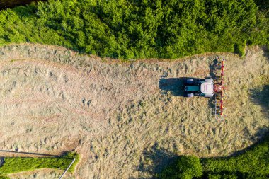Tedbirli traktör, tepeden tırnağa hava manzaralı, tarım ve tarım